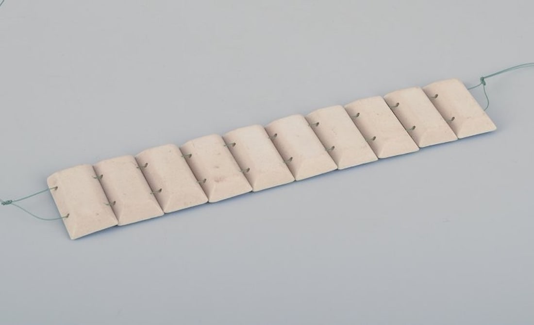Ole Bjorn Kruger, Danish sculptor and ceramicist. Unique stoneware bracelet in blue shades. - 6