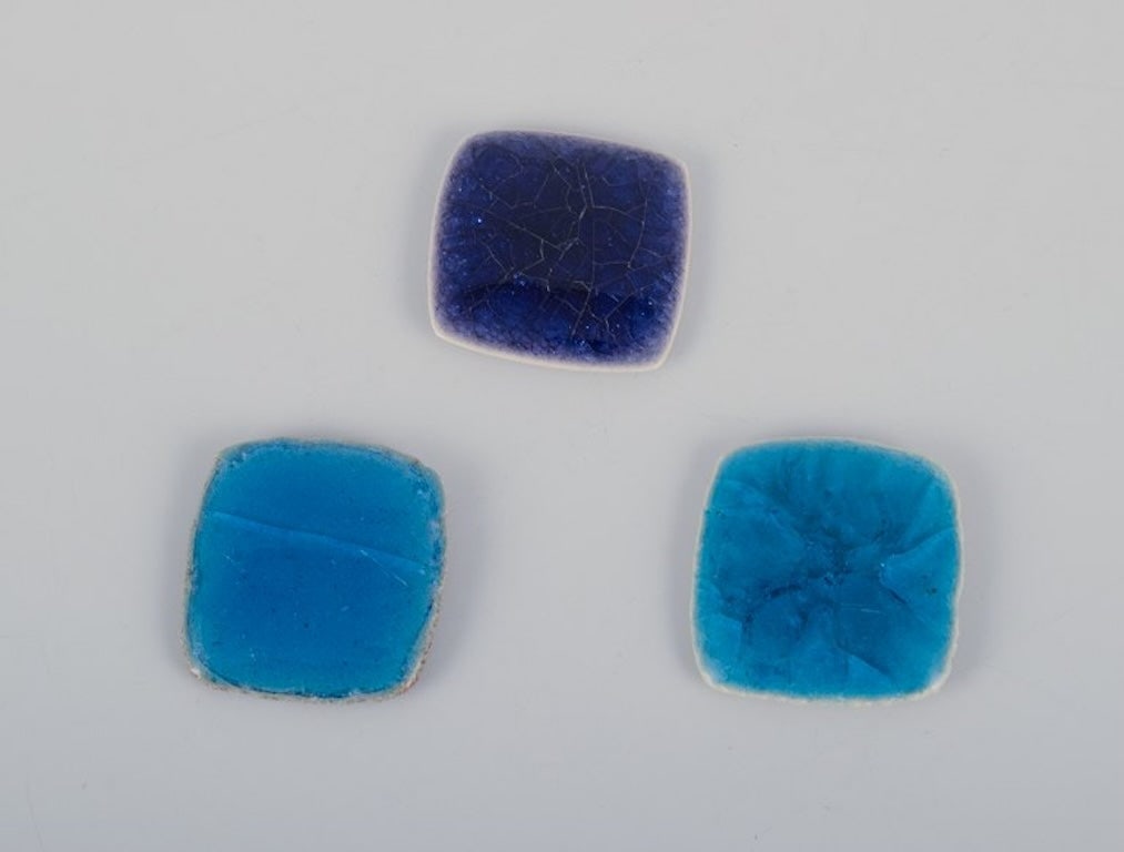Ole Bjorn Kruger, Danish sculptor and ceramicist. Six unique glazed stoneware brooches in blue and - 6