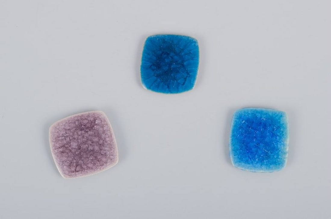 Ole Bjorn Kruger, Danish sculptor and ceramicist. Eight unique ceramic brooches in glazed stoneware - 3