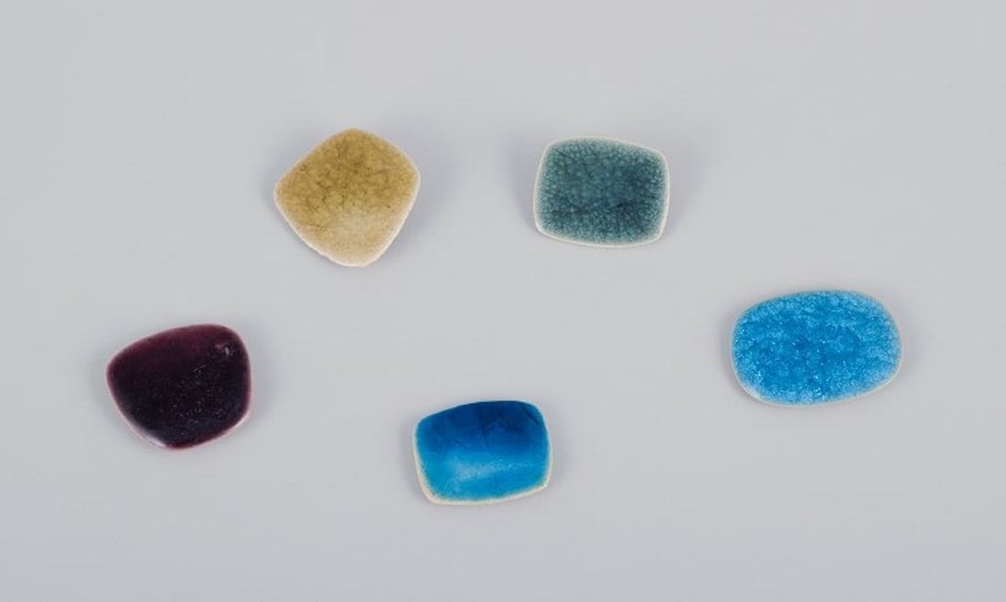 Ole Bjorn Kruger, Danish sculptor and ceramicist. Five unique brooches in glazed stoneware in blue,: Ole Bjorn Kruger (1922-2007), Danish sculptor and ceramicist. Five unique brooches in glazed stoneware in blue, green, purple, and yellow shades. From the 1960s/70s. In excellent condition. Partially 