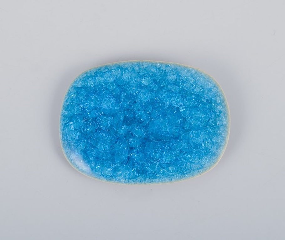 Ole Bjorn Kruger, Danish sculptor and ceramicist. Five unique brooches in glazed stoneware in blue, - 3