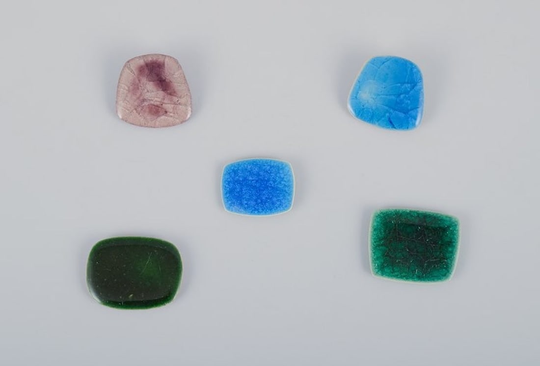 Ole Bjorn Kruger, Danish sculptor and ceramicist. Five unique brooches in glazed stoneware in blue,: Ole Bjorn Kruger (1922-2007), Danish sculptor and ceramicist. Five unique brooches in glazed stoneware in blue, green, and purple hues. From the 1960s/70s. In excellent condition. Partially marked. Pr