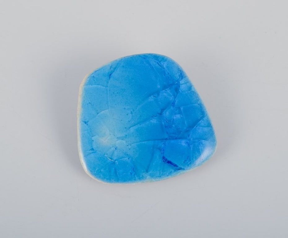 Ole Bjorn Kruger, Danish sculptor and ceramicist. Five unique brooches in glazed stoneware in blue, - 3