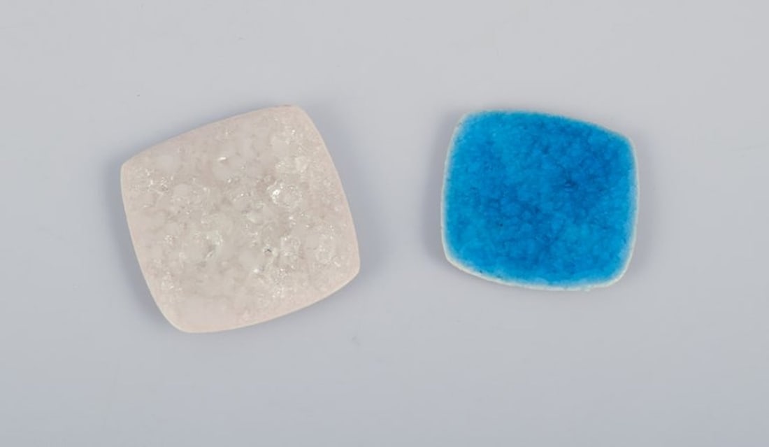 Ole Bjorn Kruger, Danish sculptor and ceramicist. Eight unique brooches in glazed stoneware in blue - 3