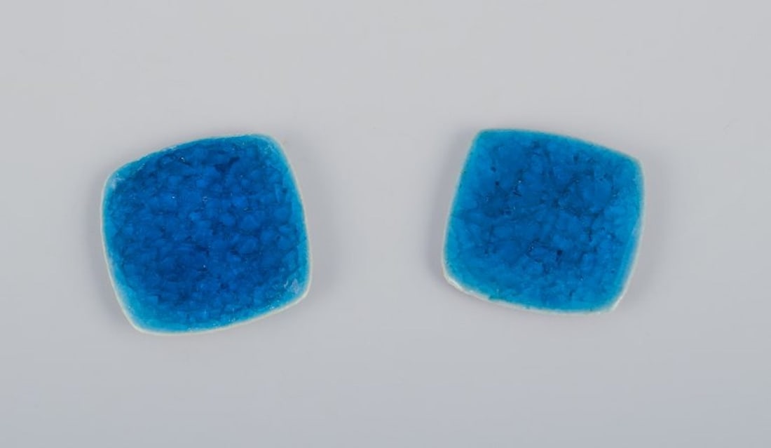 Ole Bjorn Kruger, Danish sculptor and ceramicist. Eight unique brooches in glazed stoneware in blue - 4