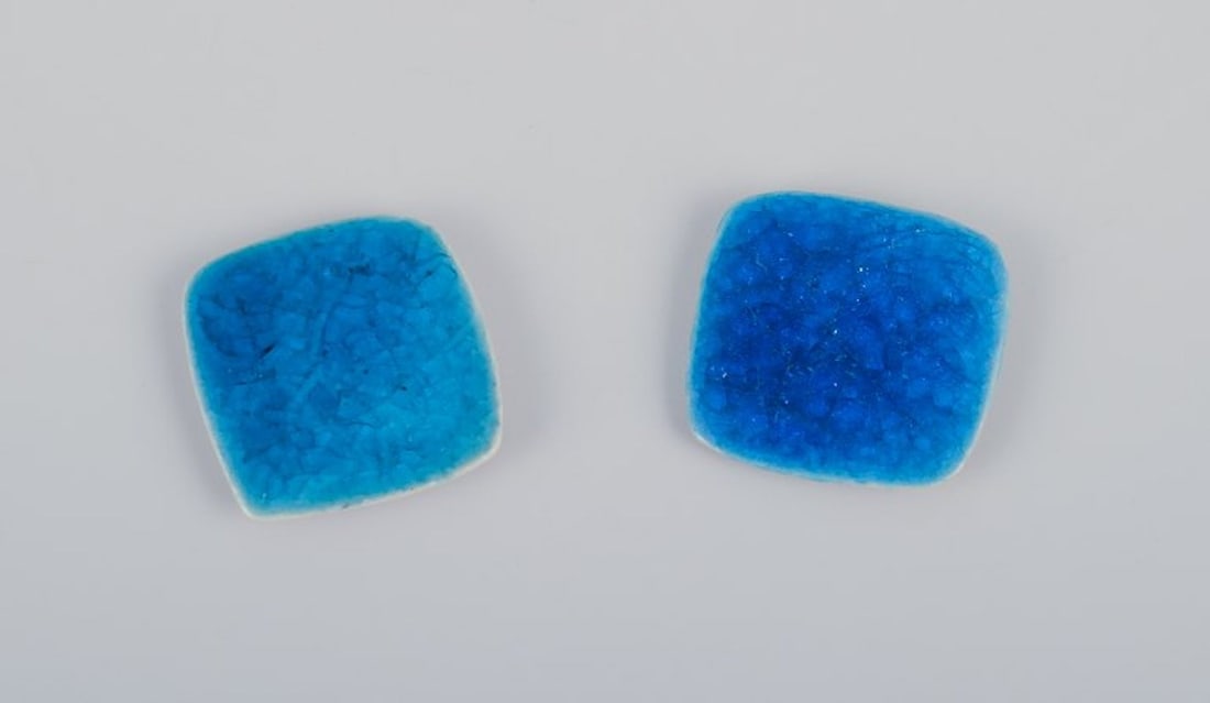 Ole Bjorn Kruger, Danish sculptor and ceramicist. Eight unique brooches in glazed stoneware in blue - 5