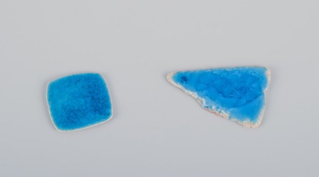 Ole Bjorn Kruger, Danish sculptor and ceramicist. Eight unique brooches in glazed stoneware in blue - 6