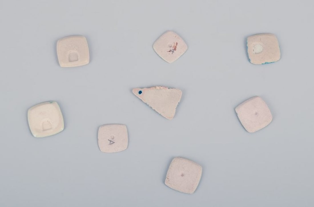 Ole Bjorn Kruger, Danish sculptor and ceramicist. Eight unique brooches in glazed stoneware in blue - 7
