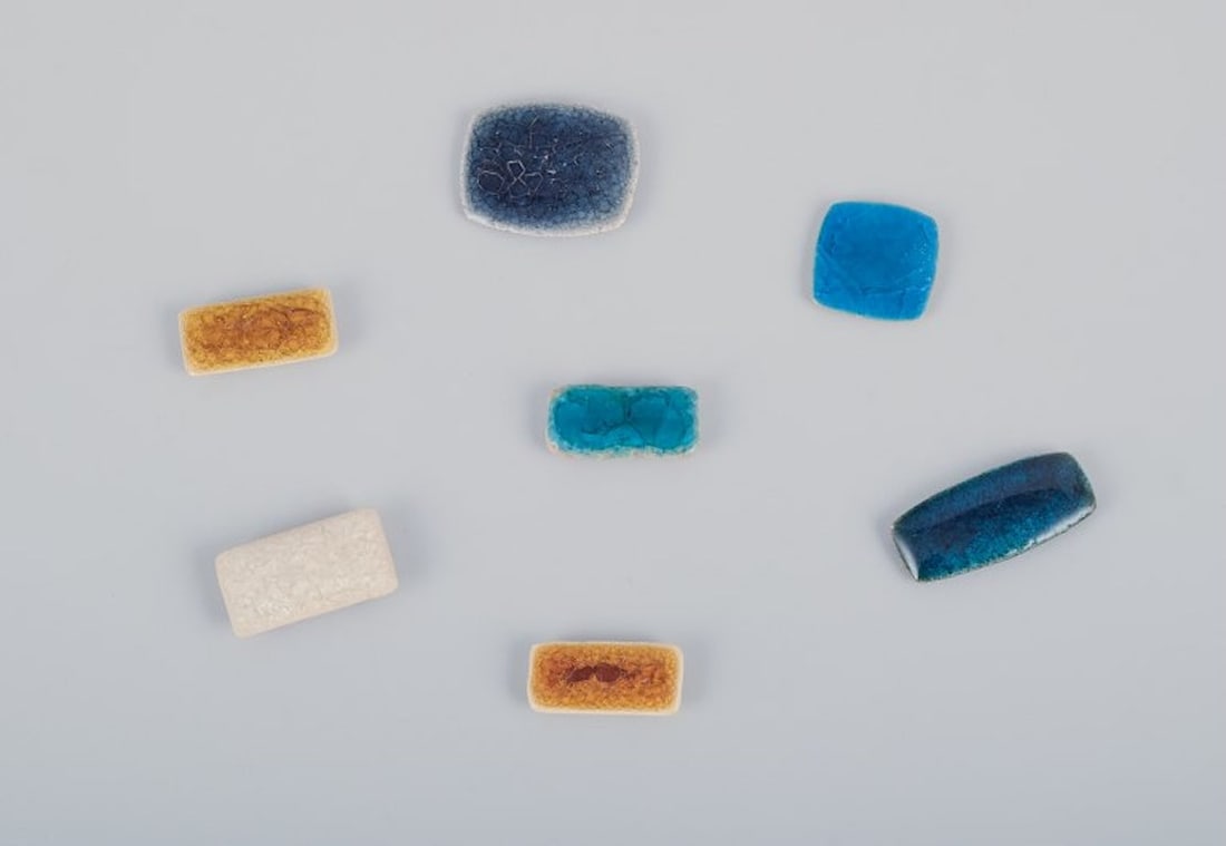 Ole Bjorn Kruger, Danish sculptor and ceramicist. Seven unique brooches in glazed stoneware in blue,: Ole Bjorn Kruger (1922-2007), Danish sculptor and ceramicist. Seven unique brooches in glazed stoneware in blue, brown, and white shades. From the 1960s/70s. In excellent condition. Partially marked. 
