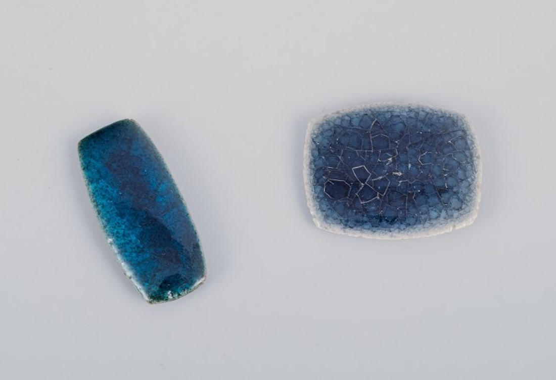 Ole Bjorn Kruger, Danish sculptor and ceramicist. Seven unique brooches in glazed stoneware in blue, - 4