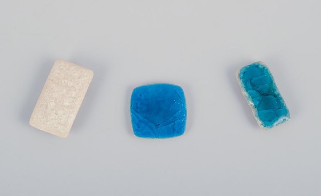 Ole Bjorn Kruger, Danish sculptor and ceramicist. Seven unique brooches in glazed stoneware in blue, - 5