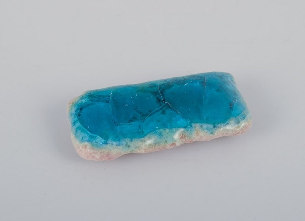 Ole Bjorn Kruger, Danish sculptor and ceramicist. Seven unique brooches in glazed stoneware in blue, - 6