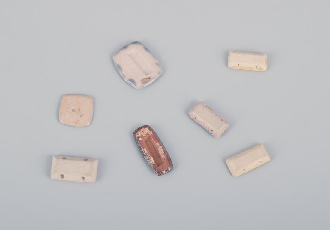 Ole Bjorn Kruger, Danish sculptor and ceramicist. Seven unique brooches in glazed stoneware in blue, - 8