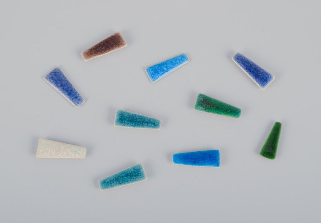 Ole Bjorn Kruger, Danish sculptor and ceramicist. Ten unique brooches in glazed stoneware in blue,: Ole Bjorn Kruger (1922-2007), Danish sculptor and ceramicist. Ten unique brooches in glazed stoneware in blue, white, purple, brown, and green hues. From the 1960s/70s. In excellent condition. Partial