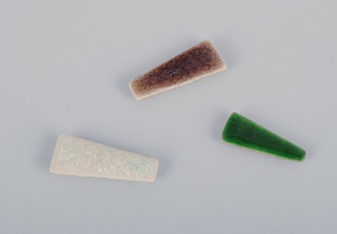 Ole Bjorn Kruger, Danish sculptor and ceramicist. Ten unique brooches in glazed stoneware in blue, - 3