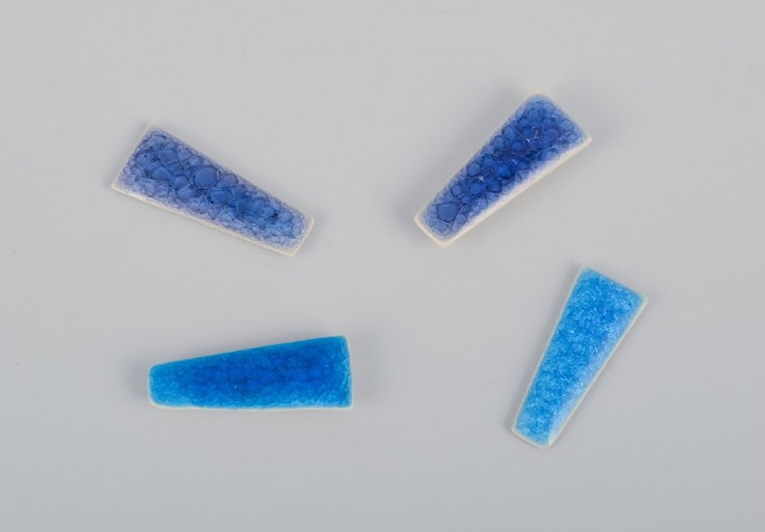 Ole Bjorn Kruger, Danish sculptor and ceramicist. Ten unique brooches in glazed stoneware in blue, - 4