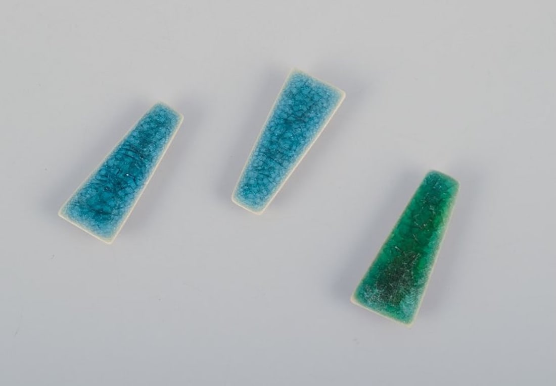 Ole Bjorn Kruger, Danish sculptor and ceramicist. Ten unique brooches in glazed stoneware in blue, - 5