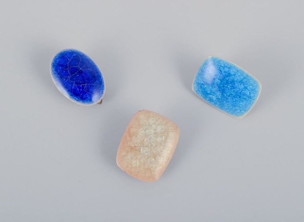 Ole Bjorn Kruger, Danish sculptor and ceramicist. Eleven unique brooches/ear clips in glazed - 5
