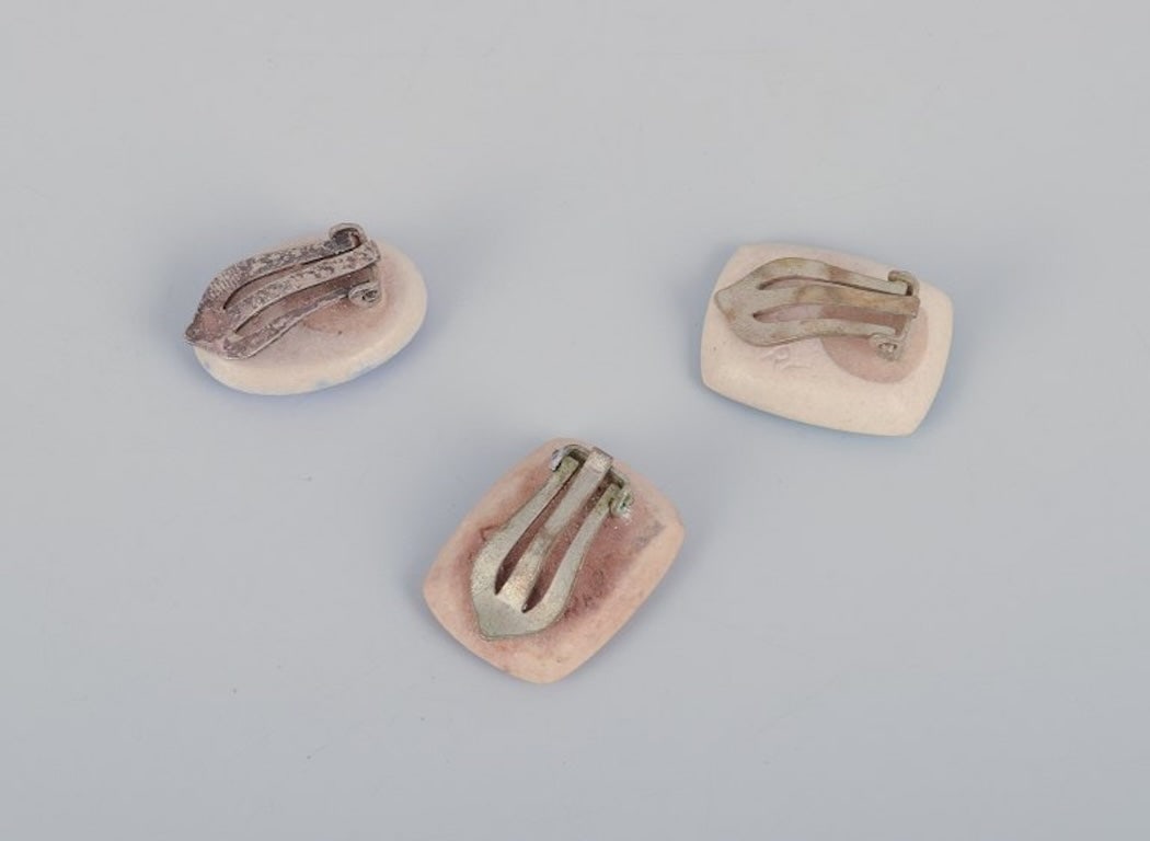 Ole Bjorn Kruger, Danish sculptor and ceramicist. Eleven unique brooches/ear clips in glazed - 6