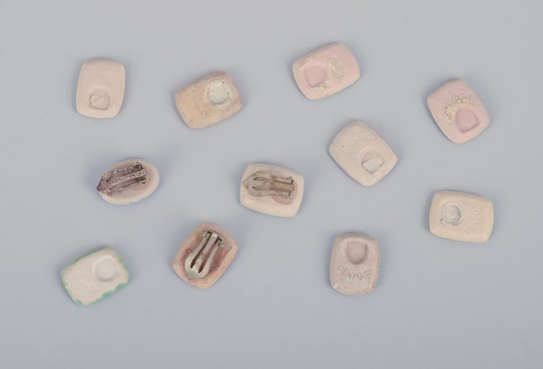 Ole Bjorn Kruger, Danish sculptor and ceramicist. Eleven unique brooches/ear clips in glazed - 7
