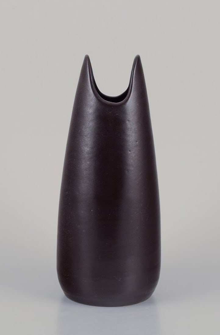 Mari Simmulson for Upsala-Ekeby, Sweden. Ceramic vase with dark brown glaze. Mid-20th century. - 2