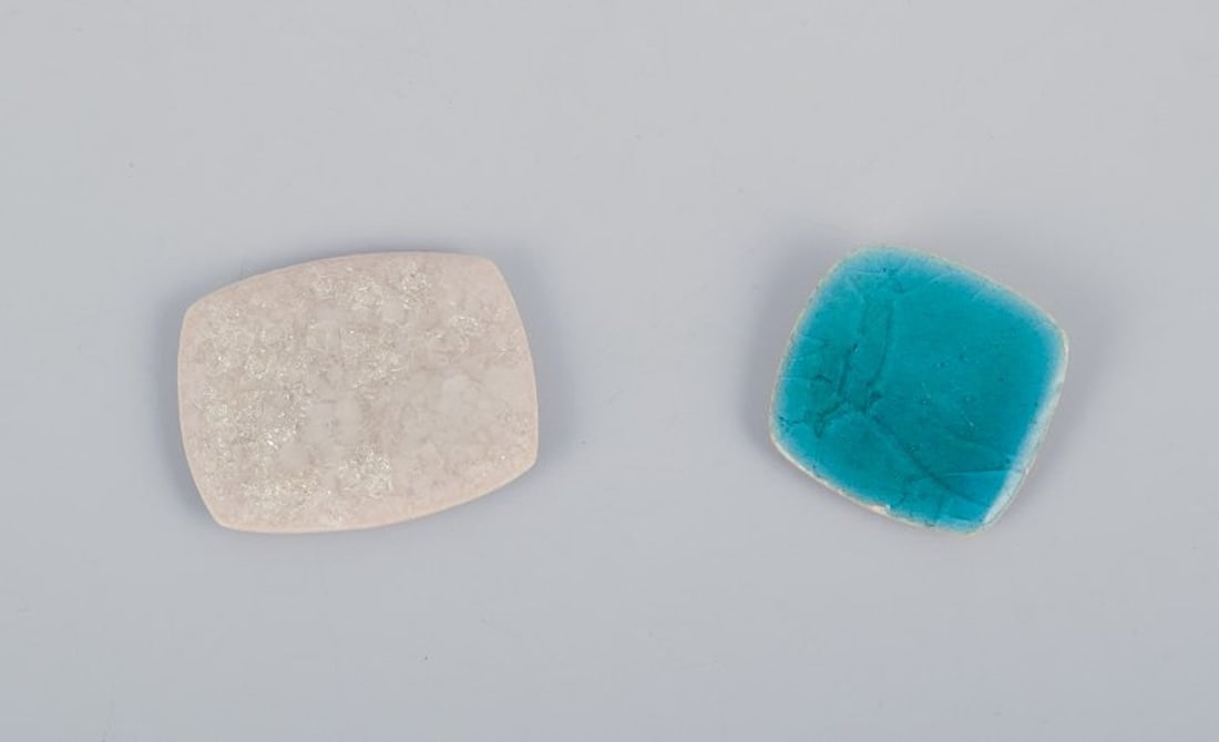 Ole Bjorn Kruger, Danish sculptor and ceramicist. Six unique brooches in glazed stoneware in blue - 3