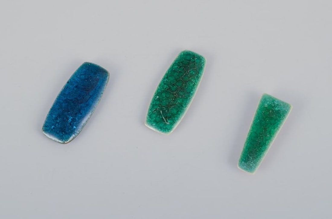 Ole Bjorn Kruger, Danish sculptor and ceramicist. Seven unique brooches in glazed stoneware in blue - 3