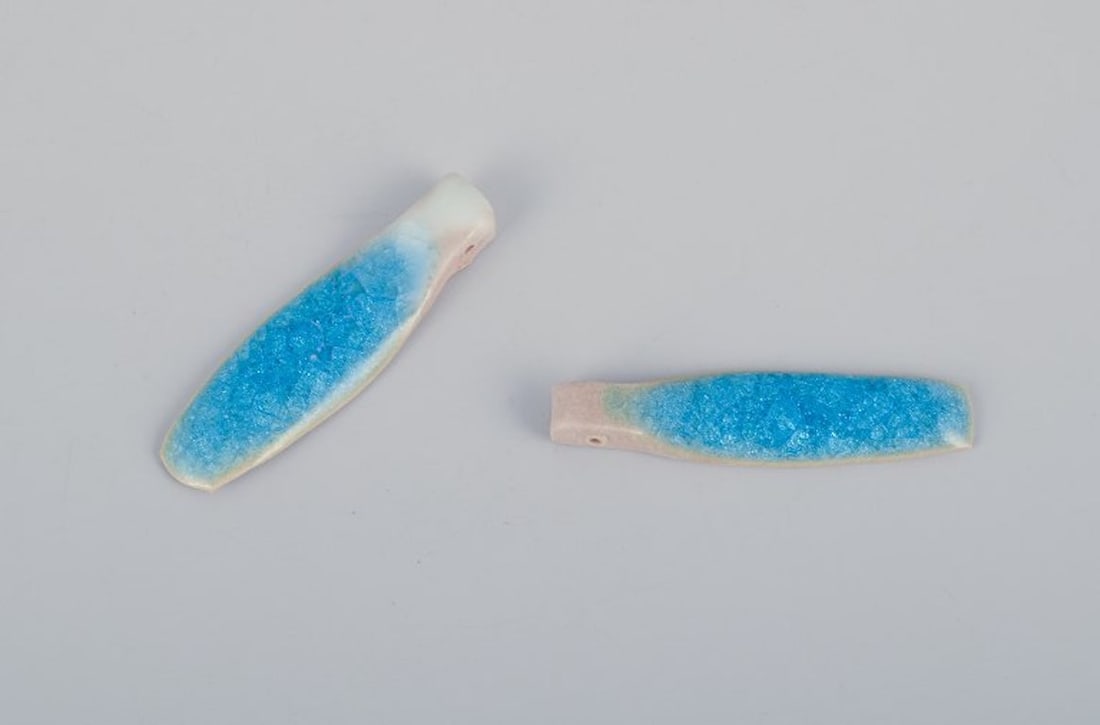 Ole Bjorn Kruger, Danish sculptor and ceramicist. Seven unique brooches in glazed stoneware in blue - 4