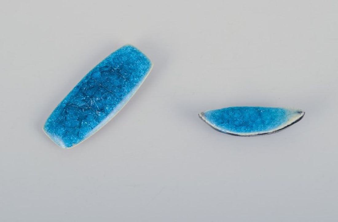 Ole Bjorn Kruger, Danish sculptor and ceramicist. Seven unique brooches in glazed stoneware in blue - 5