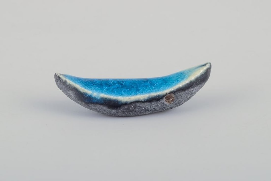 Ole Bjorn Kruger, Danish sculptor and ceramicist. Seven unique brooches in glazed stoneware in blue - 6