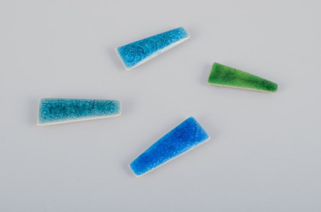 Ole Bjorn Kruger, Danish sculptor and ceramicist. Ten unique brooches in glazed stoneware in blue - 3