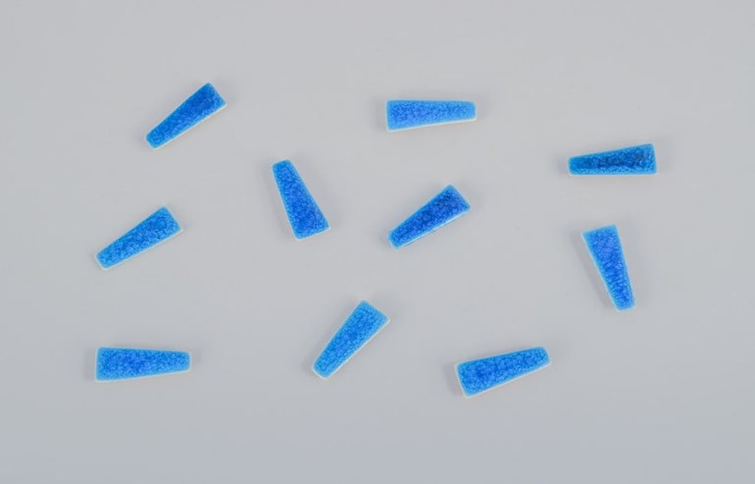 Ole Bjorn Kruger, Danish sculptor and ceramicist. Ten unique brooches in glazed stoneware in blue: Ole Bjorn Kruger (1922-2007), Danish sculptor and ceramicist. Ten unique brooches in glazed stoneware in blue shades. From the 1960s/70s. In excellent condition. Partially marked. Provenance: Estate