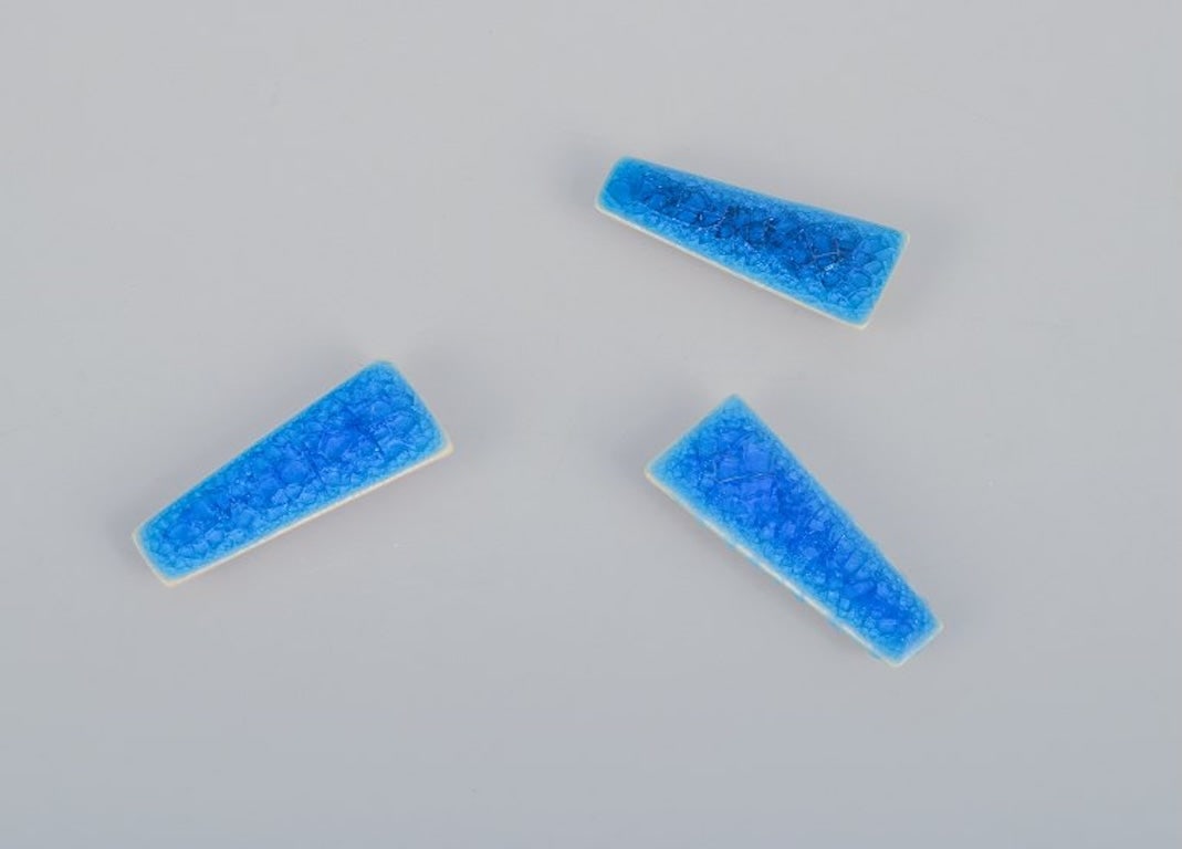 Ole Bjorn Kruger, Danish sculptor and ceramicist. Ten unique brooches in glazed stoneware in blue - 4
