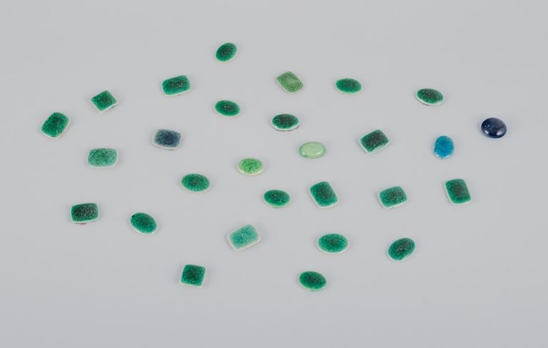 Ole Bjorn Kruger, Danish sculptor and ceramicist. 28 unique brooches in glazed stoneware in green - 2