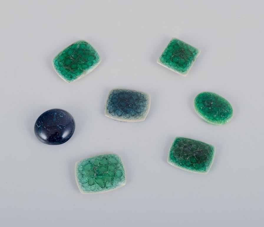 Ole Bjorn Kruger, Danish sculptor and ceramicist. 28 unique brooches in glazed stoneware in green - 3