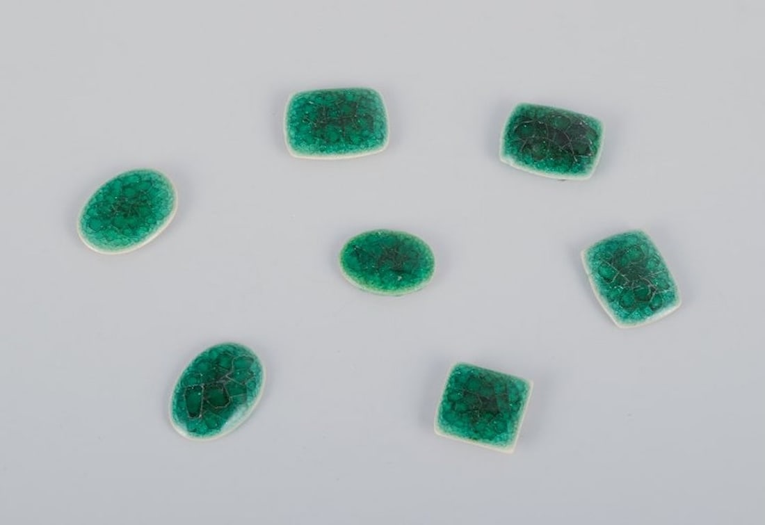 Ole Bjorn Kruger, Danish sculptor and ceramicist. 28 unique brooches in glazed stoneware in green - 4