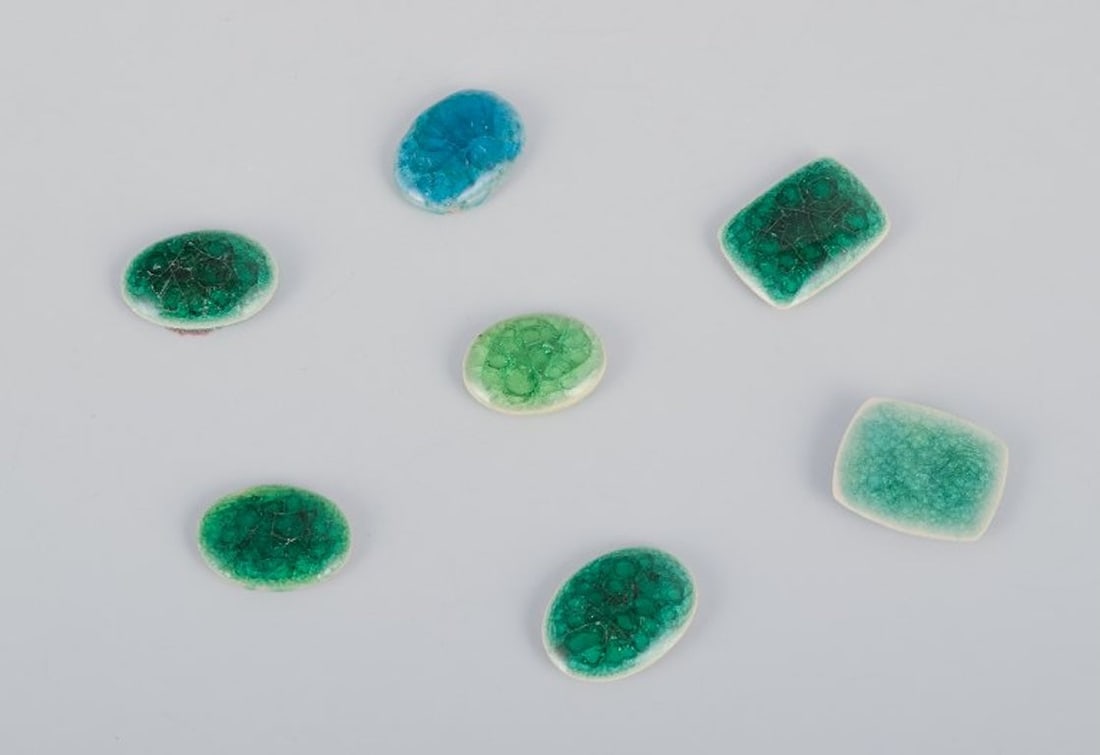 Ole Bjorn Kruger, Danish sculptor and ceramicist. 28 unique brooches in glazed stoneware in green - 5
