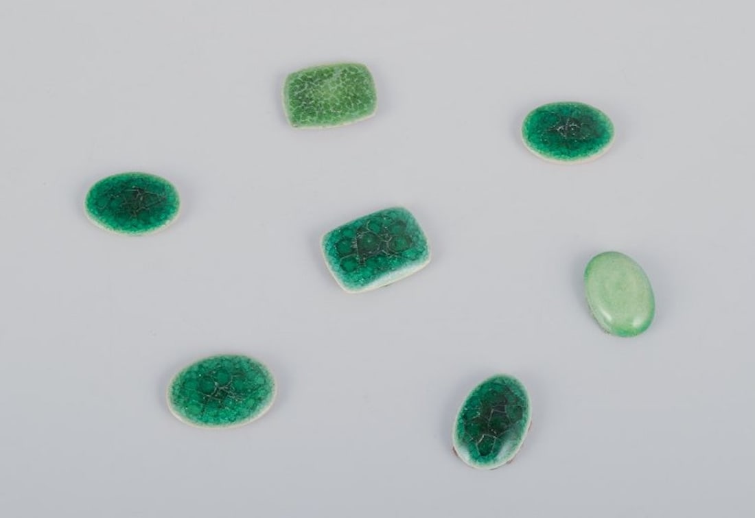 Ole Bjorn Kruger, Danish sculptor and ceramicist. 28 unique brooches in glazed stoneware in green - 6