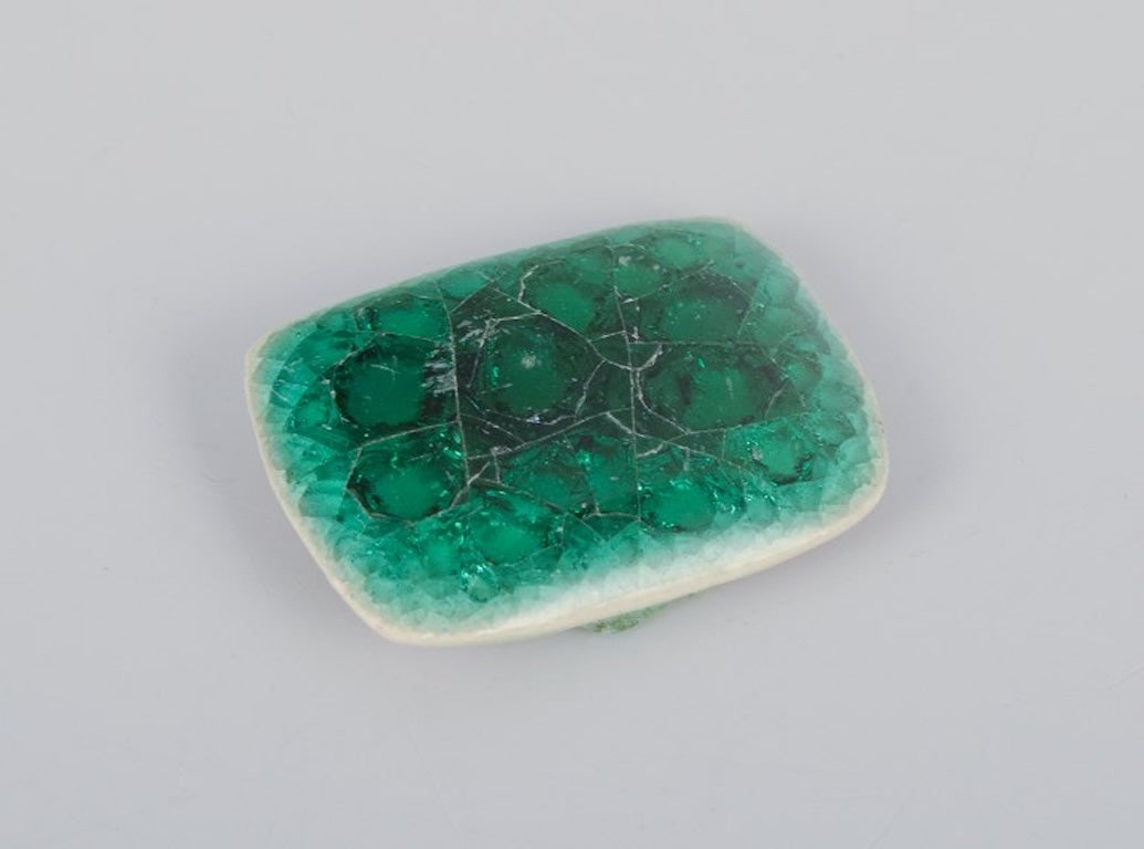 Ole Bjorn Kruger, Danish sculptor and ceramicist. 28 unique brooches in glazed stoneware in green - 7