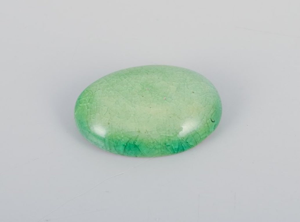 Ole Bjorn Kruger, Danish sculptor and ceramicist. 28 unique brooches in glazed stoneware in green - 8