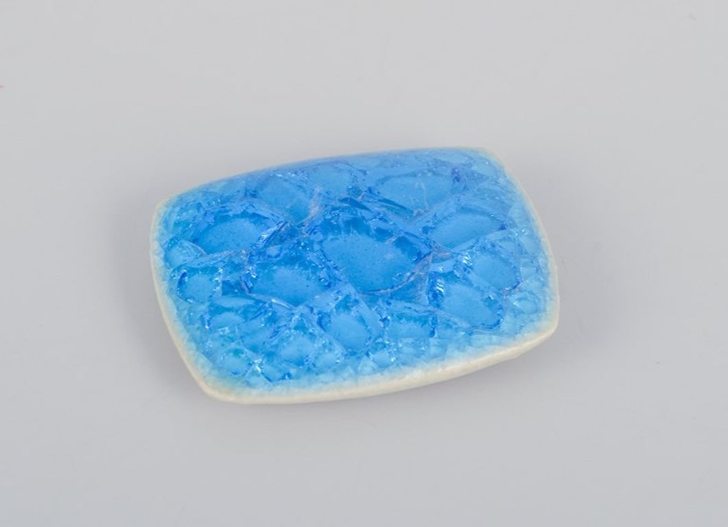 Ole Bjorn Kruger, Danish sculptor and ceramicist. Twenty unique brooches in glazed stoneware in blue - 5