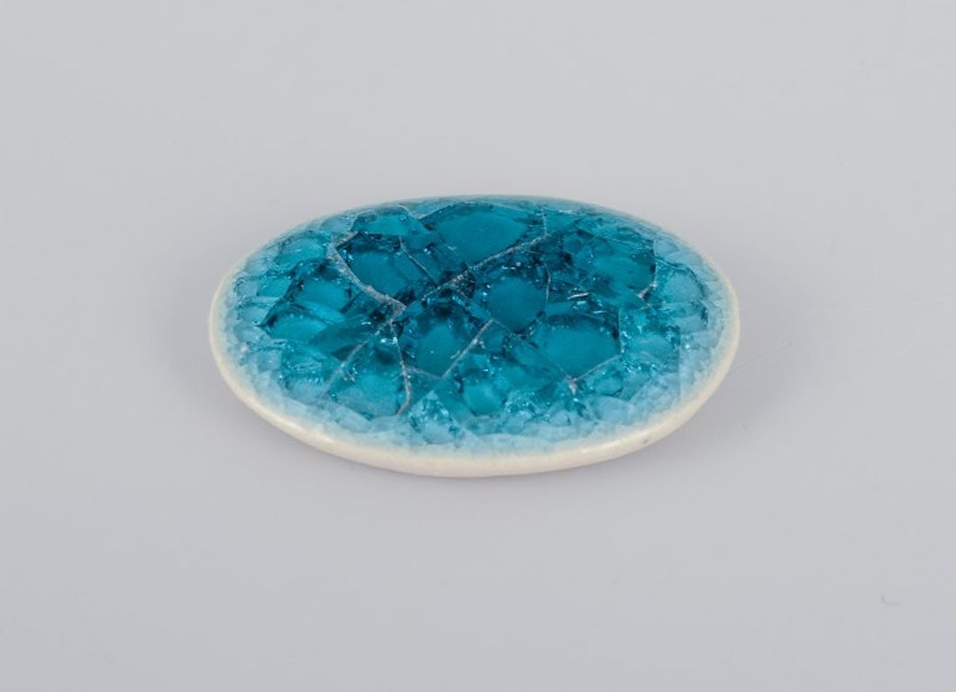 Ole Bjorn Kruger, Danish sculptor and ceramicist. Twenty unique brooches in glazed stoneware in blue - 6