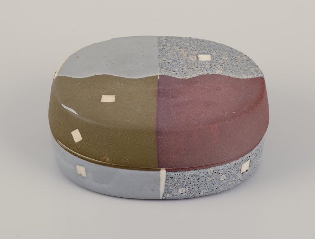 Malene Mullertz, Danish ceramist. Unique lidded box in ceramics. Dated '91.: Malene Mullertz (b. 1949), Danish ceramist. Unique lidded box in ceramics. Hand-decorated in matte and glossy glaze in various colors. In perfect condition. Signed and dated '91. Dimensions: L 10.0