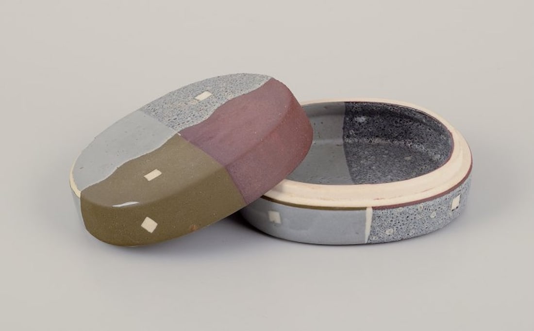 Malene Mullertz, Danish ceramist. Unique lidded box in ceramics. Dated '91. - 3