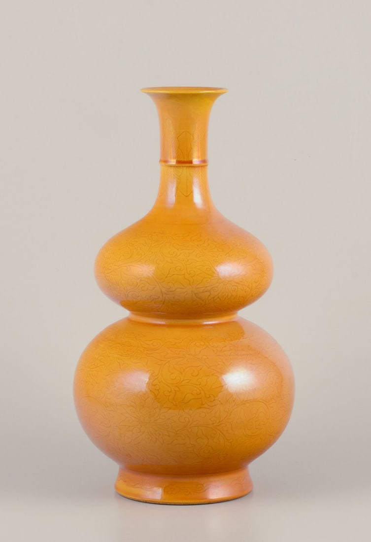 Double gourd-shaped Ming vase in porcelain. 19th century.: Double gourd-shaped Ming vase in porcelain. Ochre yellow glaze, classical Chinese floral pattern. From the 19th century. Signed. In excellent condition, with a small and insignificant chip at the bott