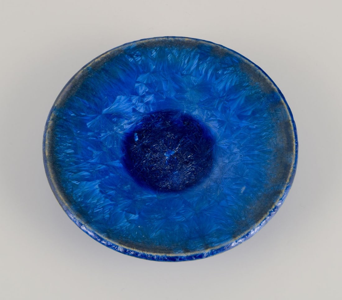 Marius Bessone for Vallauris. Unique ceramic bowl in crystalline glaze. Approx. 1980.: Marius Bessone for Vallauris. Unique ceramic bowl in crystalline glaze. Glaze in blue and green hues. Incised decoration. Approximately 1980. Stamped. Perfect condition. Dimensions: D 13.5 cm x H 3.0