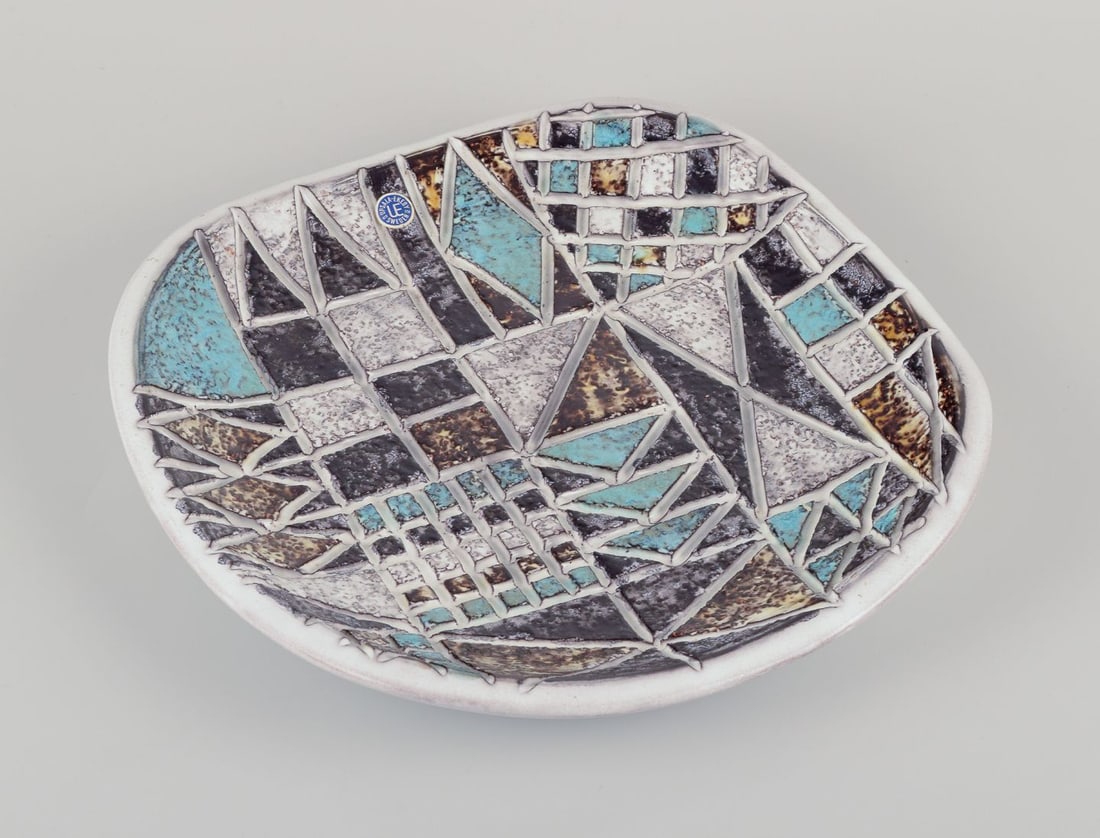 Ingrid Atterberg for Upsala Ekeby. Large ceramic dish. Geometric pattern. Approx. 1960.: Ingrid Atterberg for Upsala Ekeby. Large ceramic dish, polychrome glaze. Geometric pattern. Model number: 2671 Approx. 1960. Marked and with sticker. In excellent condition. Dimensions: D 25.0 cm. x H
