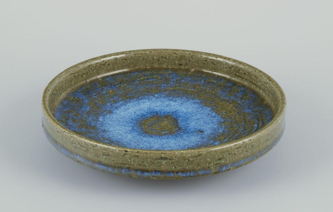 Annelise and Per Linnemann-Schmidt for Palshus. Ceramic dish with glaze in green and blue tones.: Annelise and Per Linnemann-Schmidt for Palshus. Ceramic dish with glaze in green and blue tones. 1960s/70s. Signed. Perfect condition. Dimensions: Diameter 18.0 cm. x Height 4.0 cm.; Annelise and Per 
