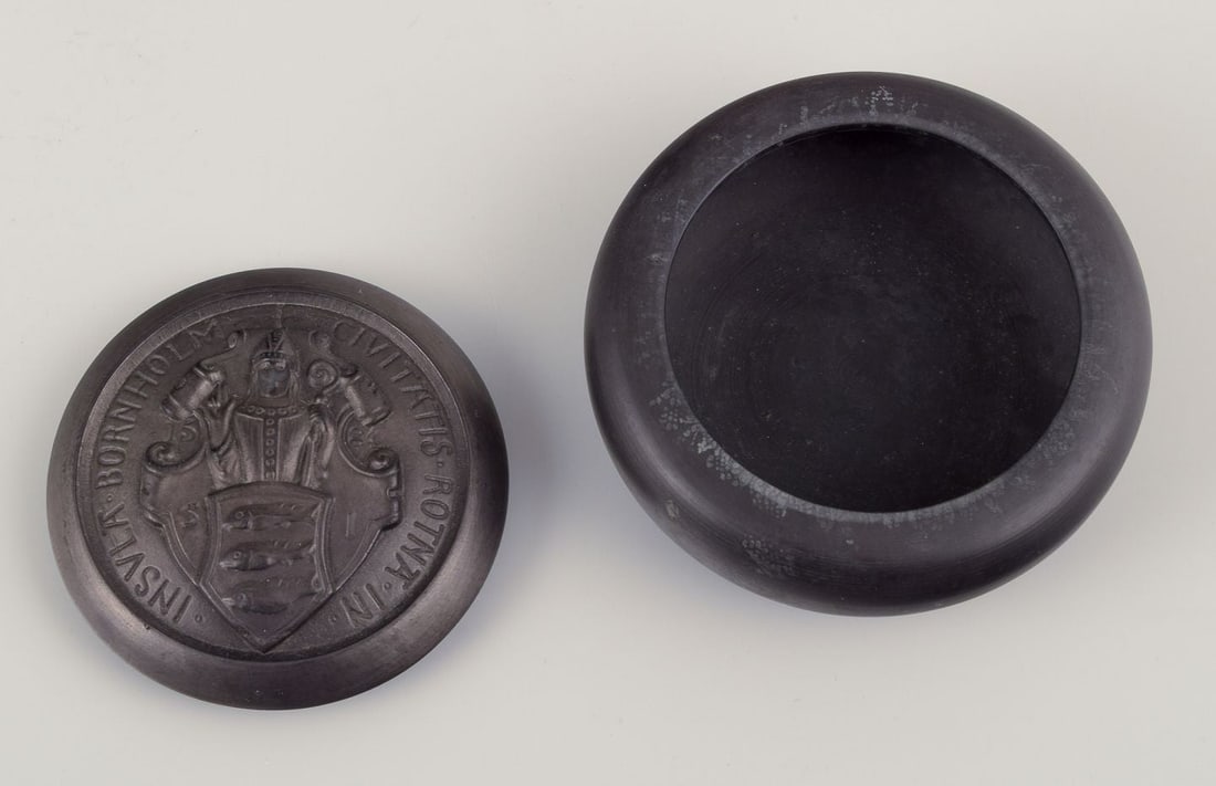 Hjorth, Bornholm. Wall plaque and lidded jar in black terracotta. Early 20th C. - 7