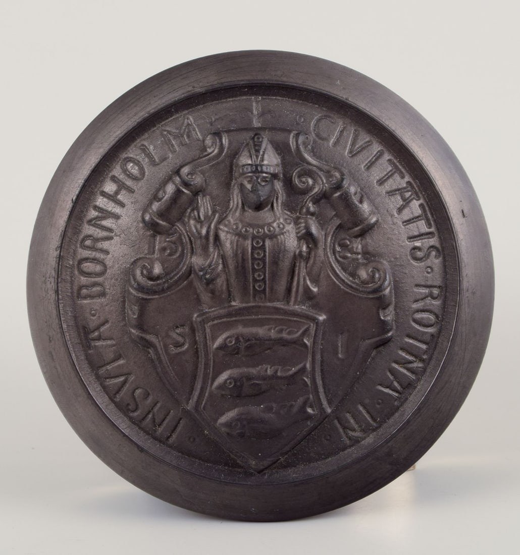 Hjorth, Bornholm. Wall plaque and lidded jar in black terracotta. Early 20th C. - 8
